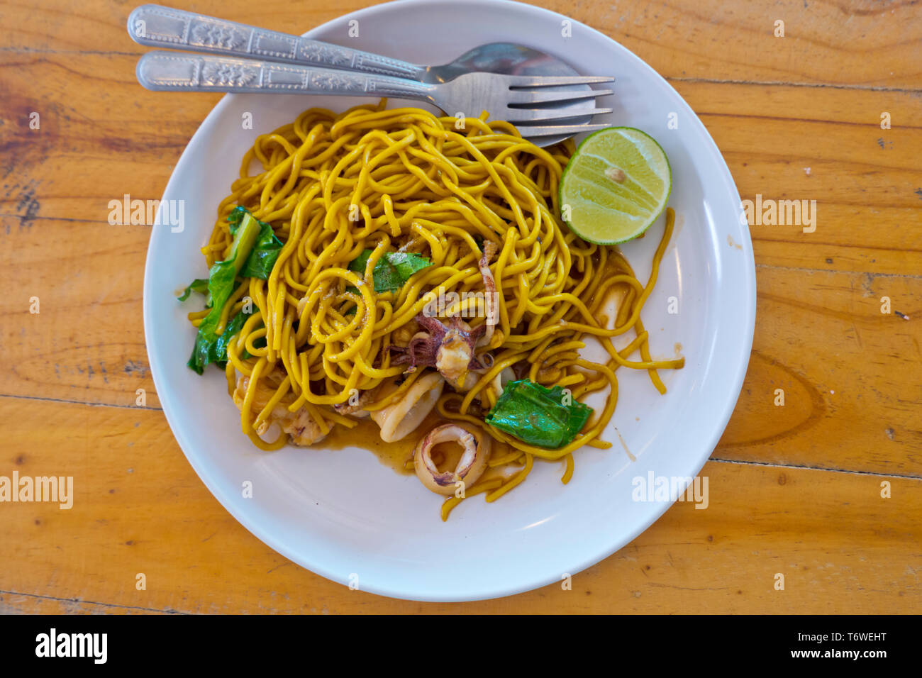 Tagliatelle con pesce fritto, Khao Lak, Thailandia Foto Stock