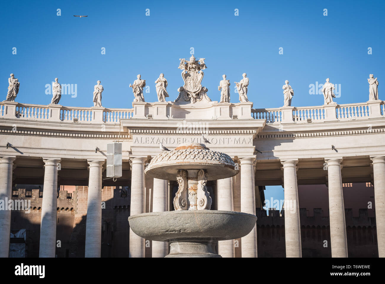 Vaticano, Roma, Italia - 17 novembre 2017: le colonne e la fontana sul lato destro della piazza del Vaticano a Roma Foto Stock