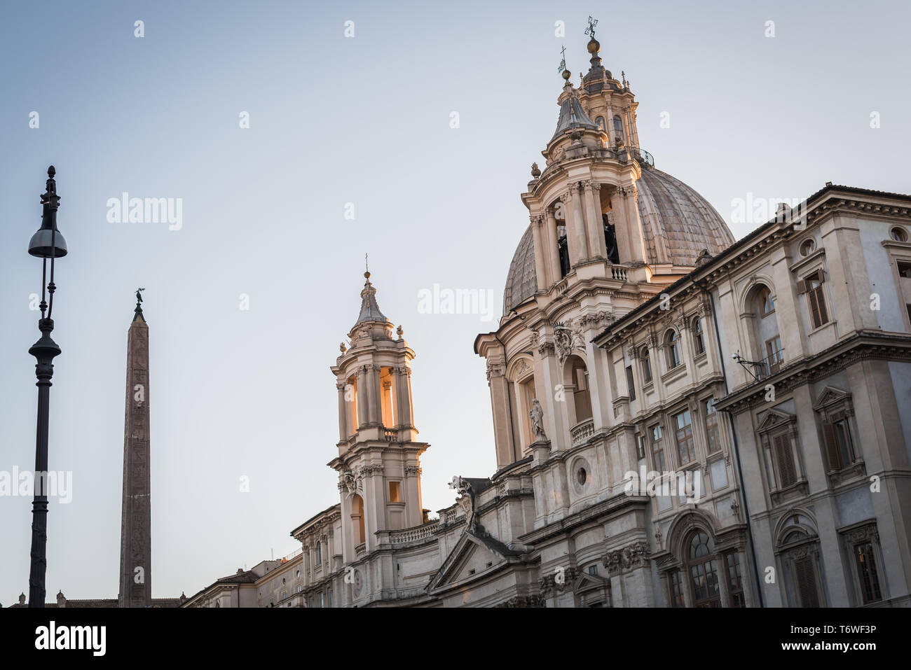 Girato a tenuta sulla facciata della Piazza Navona edificio in Roma alla sera Foto Stock