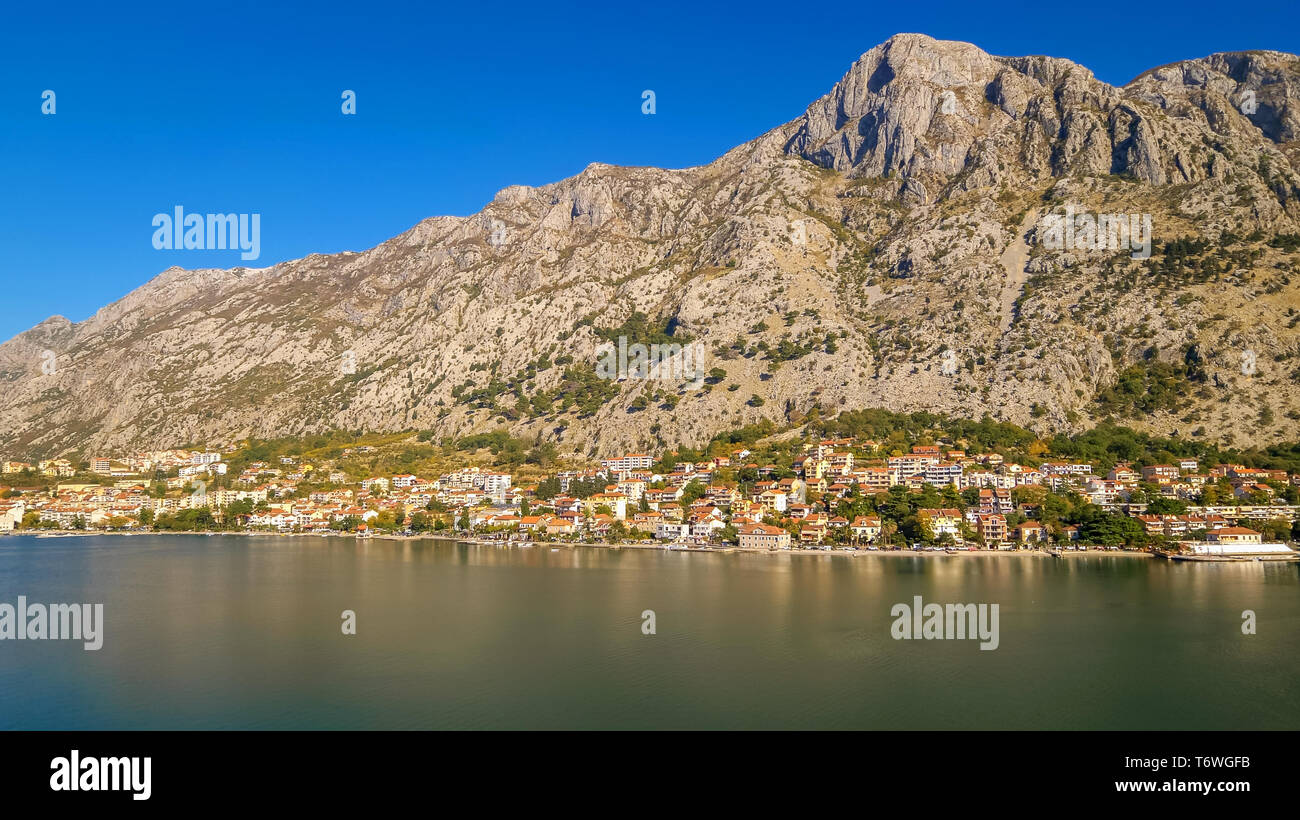 Skyline di Kotor, Montenegro da Kotor Bay Foto Stock