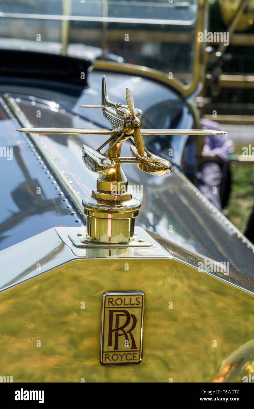 Ritratto, primo piano di lucido, lucido cofano ornamento sulla parte anteriore della classica auto d'epoca UK Rolls Royce, all'aperto sotto il sole estivo. Foto Stock