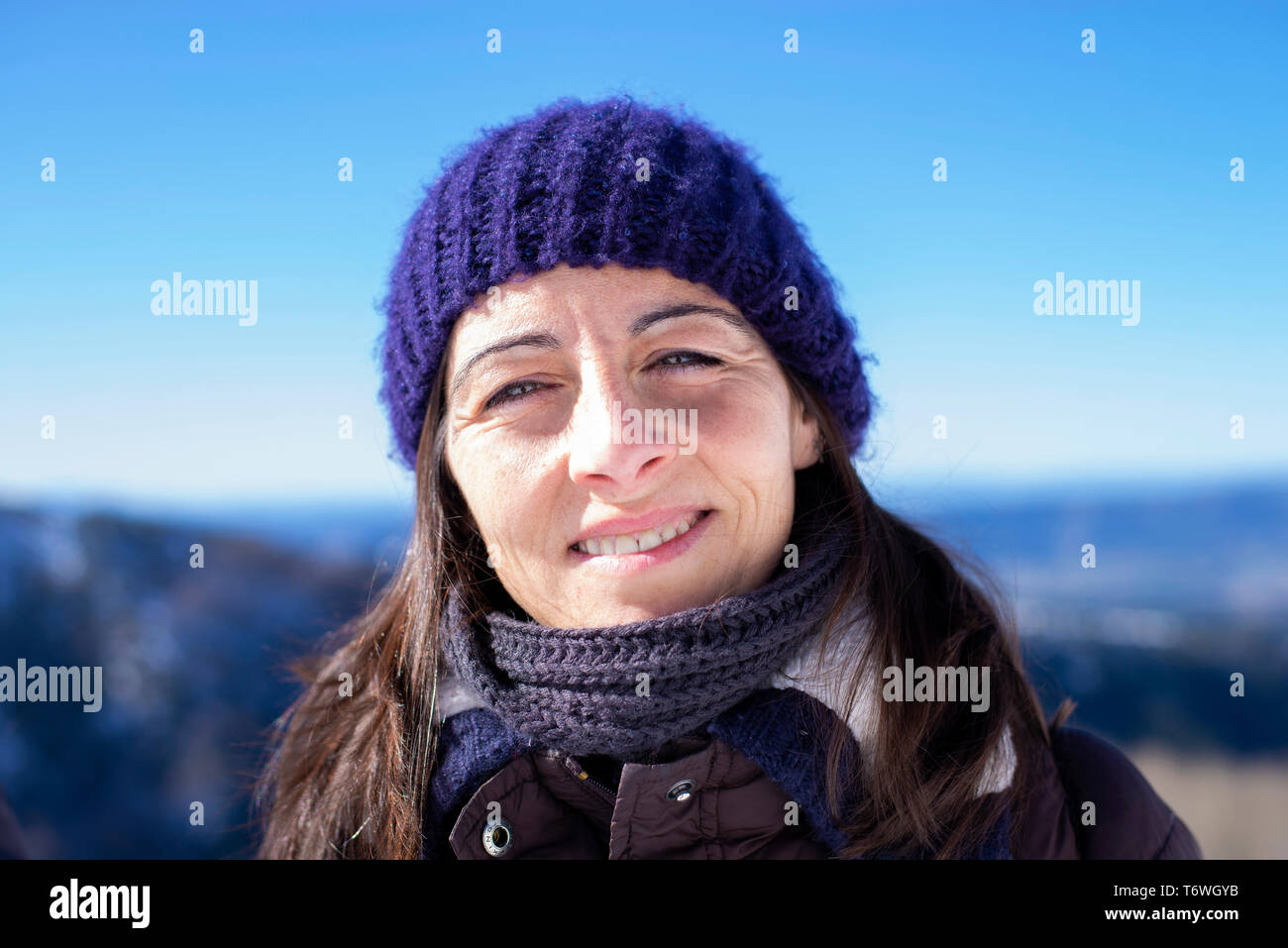 Closep su ritratto di una donna sorridente con blue hat in una giornata di sole Foto Stock