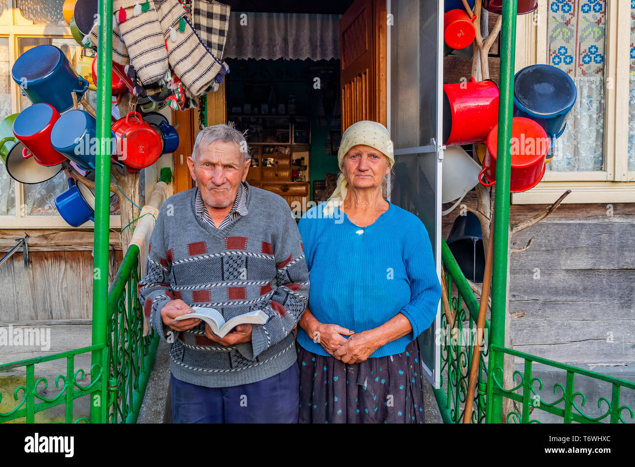 Barsana, Romania - agosto 2nd, 2018: una coppia di anziani abitanti del villaggio, di fronte alla loro casa decorata in Barsana, un villaggio in Romania Foto Stock