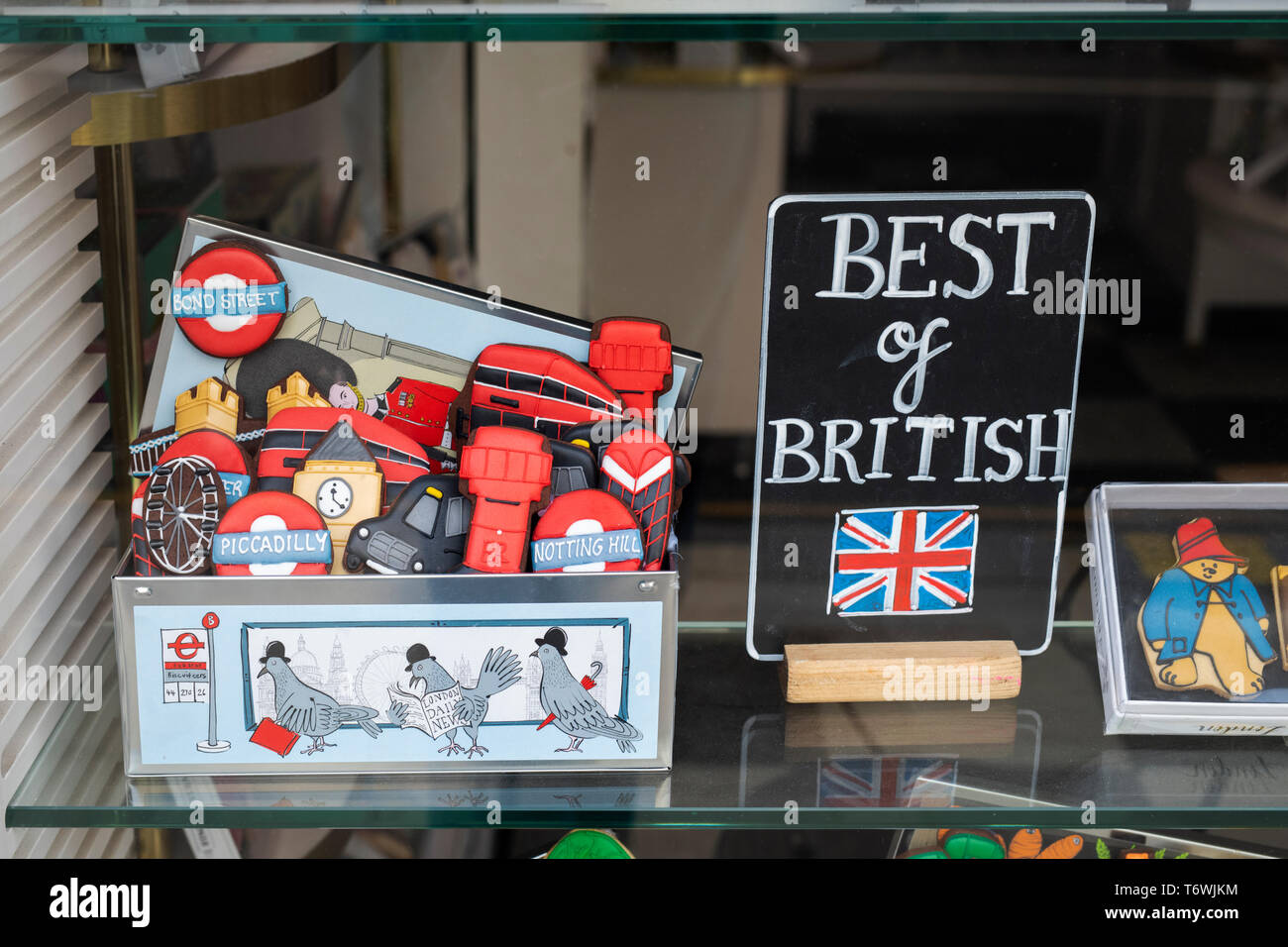 Biscuiteers torte e biscotti vetrina, Kensington Park Road, Notting Hill, a ovest di Londra - Inghilterra Foto Stock Biscuiteers torte e biscotti vetrina, Kensington Park Road, Notting Hill, a ovest di Londra - Inghilterra Foto Stock