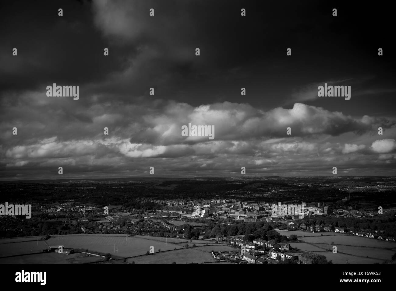 Huddersfield, West Yorkshire, Regno Unito, ottobre 2013, una vista di Huddersfield e la zona circostante da Castle Hill Foto Stock