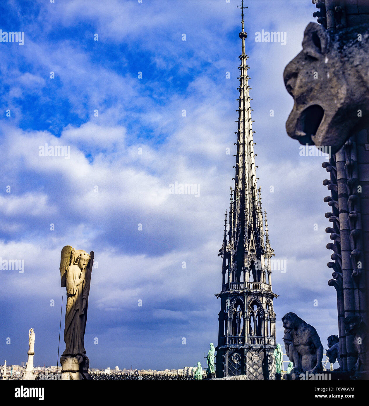 La guglia della cattedrale di Notre Dame de Paris cathedral prima dell'aprile15 2019 fire, musicista angelo statua con tromba, chimere, Parigi, Francia, Europa Foto Stock