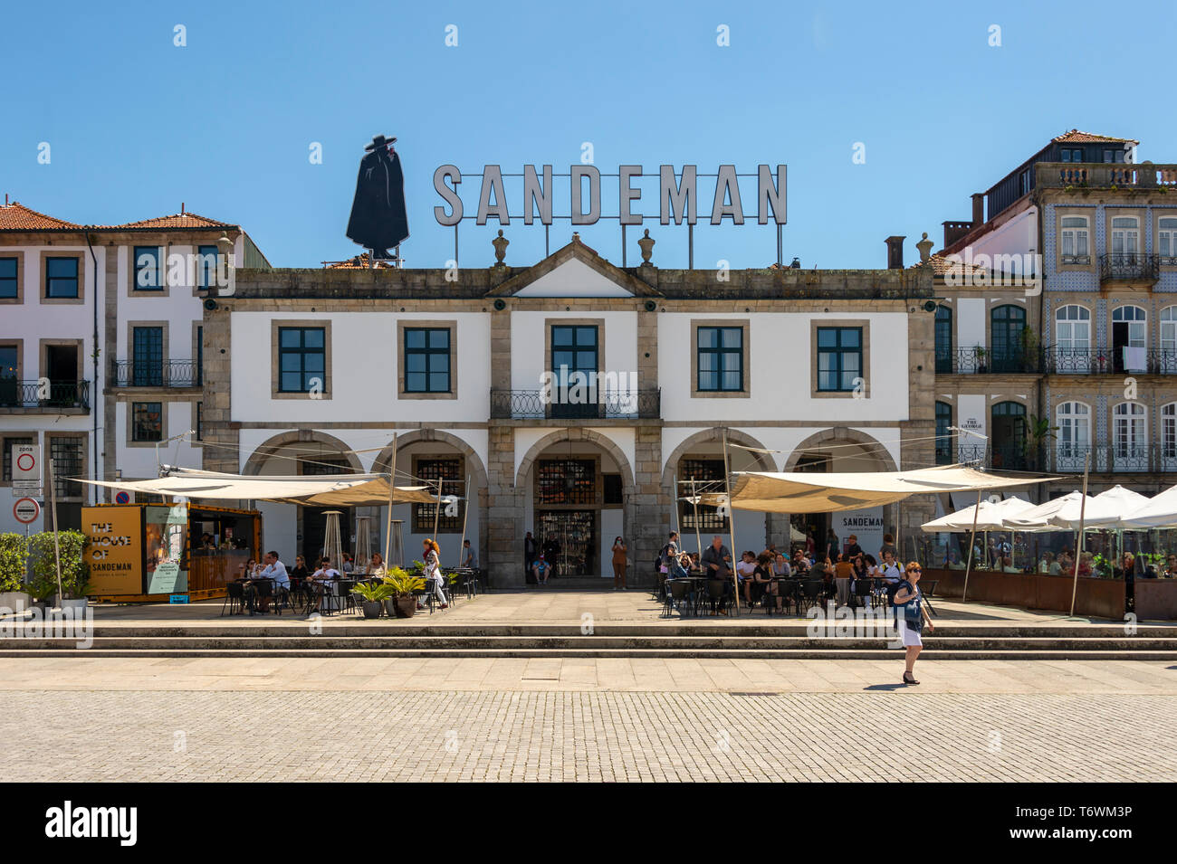 Esterno del porto Sandeman un negozio di vini e cantine di Porto, Portogallo. Foto Stock