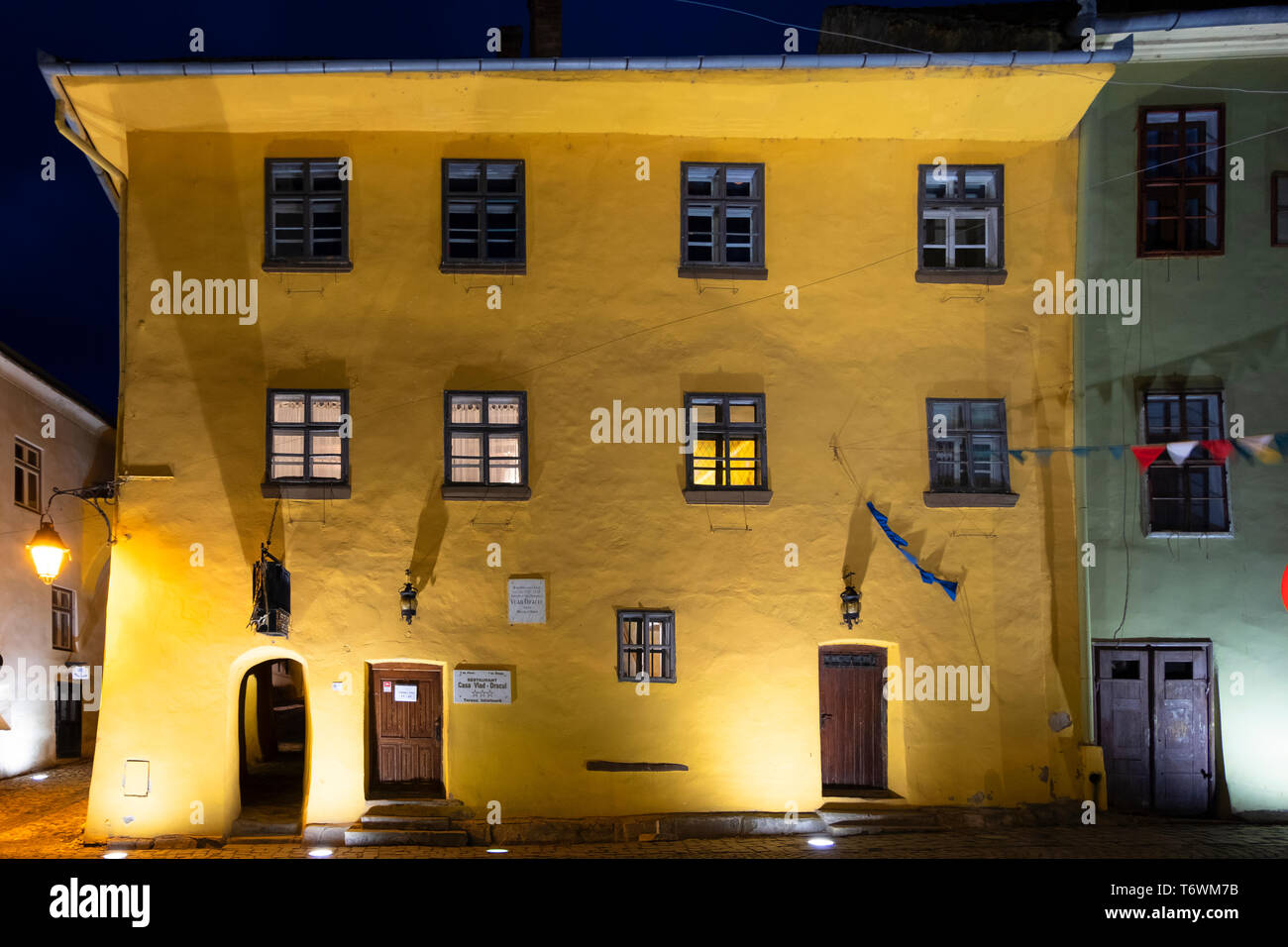 SIGHISOARA, Romania - 11 Aprile 2019: vista esterna di notte la casa dove Vlad Tepes soprannominato Vlad Dracul, è stata presumibilmente nato nel XIV centu Foto Stock