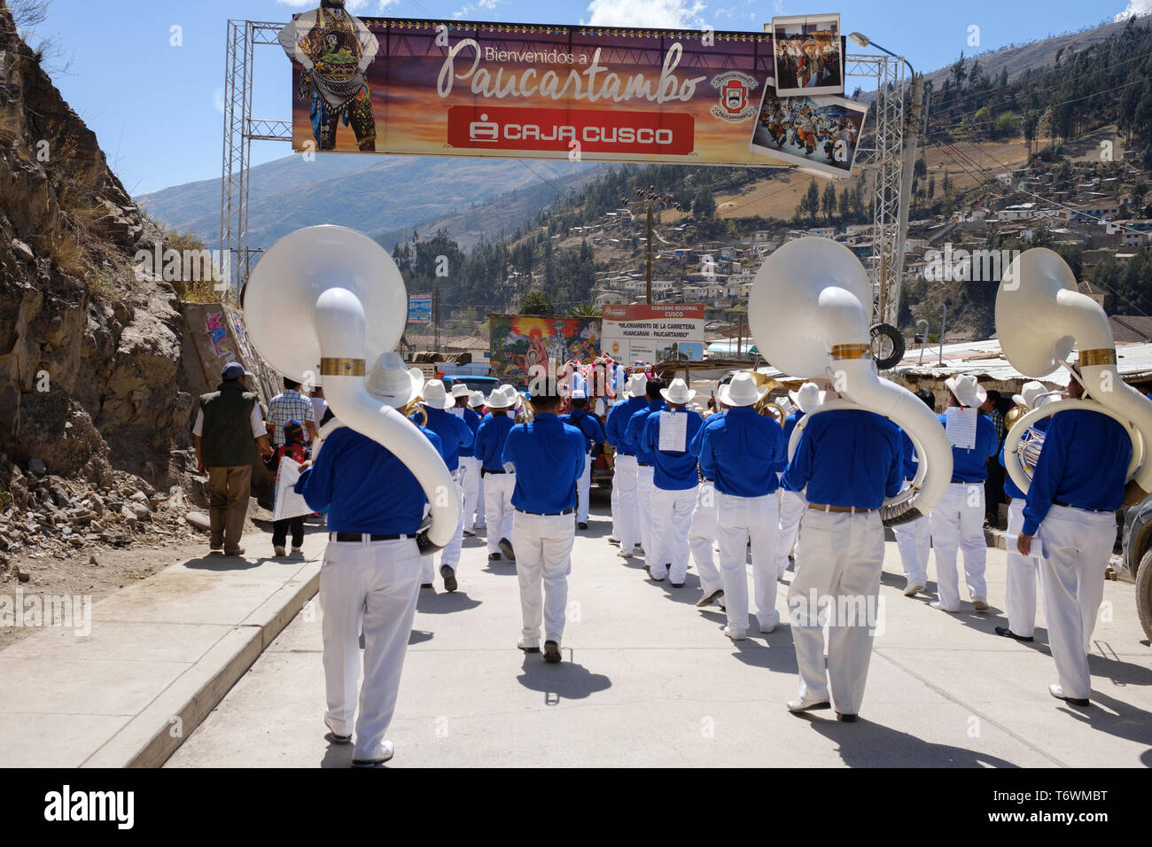 Banda musicale suonando mentre entrando Paucartambo per il Festival di La Virgen del Carmen, regione di Cusco, Perù Foto Stock
