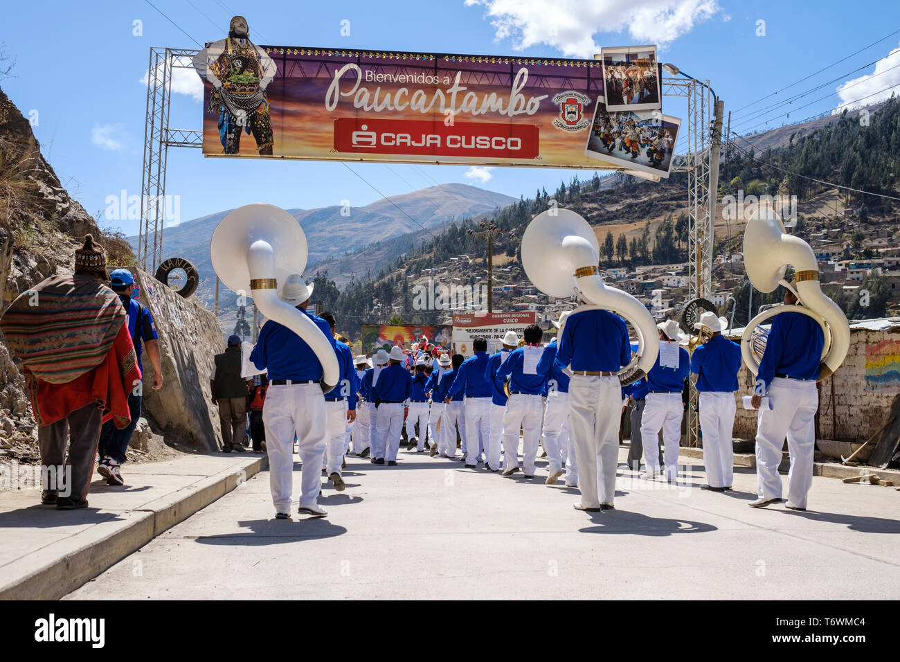 Banda musicale suonando mentre entrando Paucartambo per il Festival di La Virgen del Carmen, regione di Cusco, Perù Foto Stock