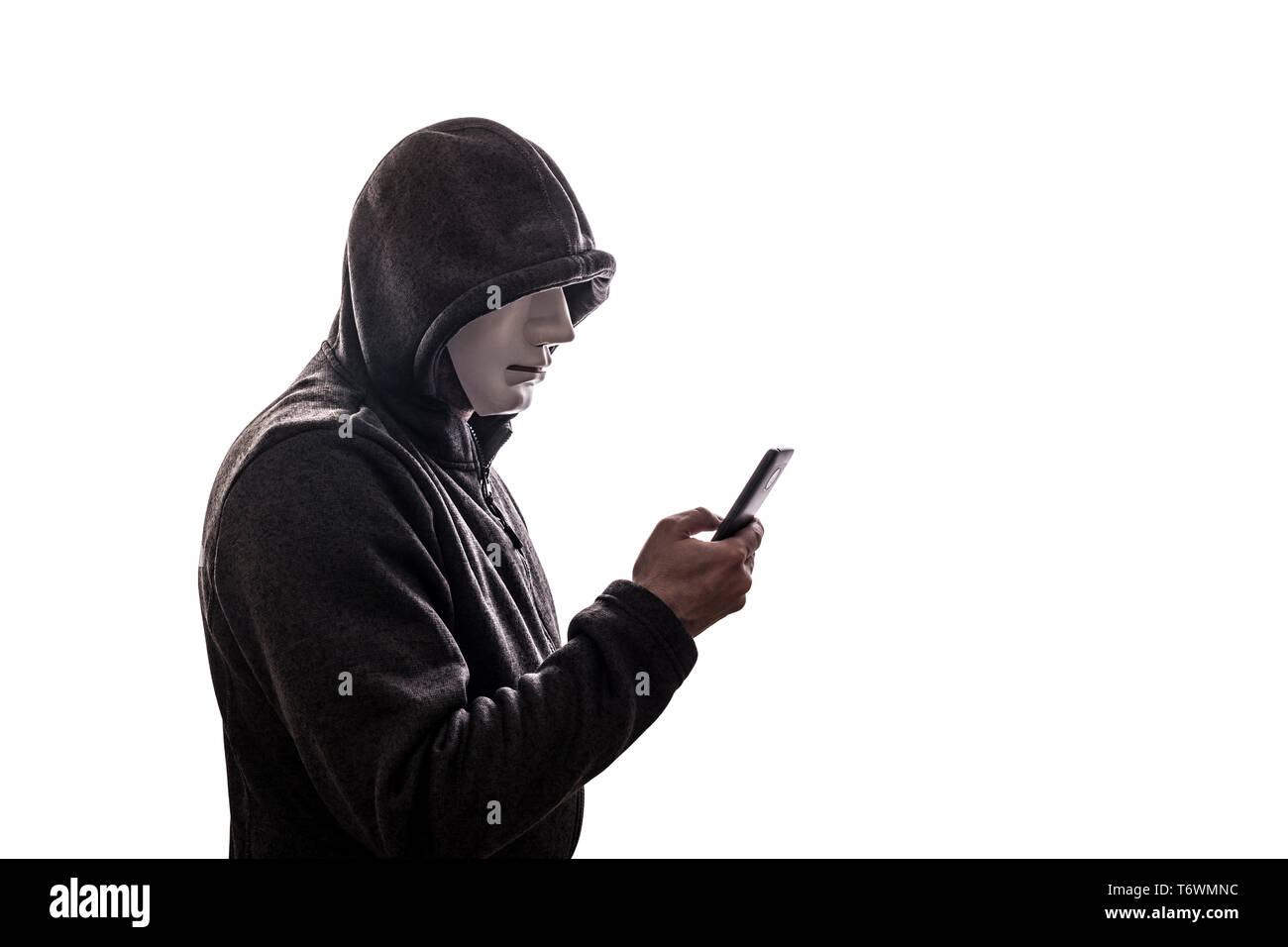 Hacker incappucciato con maschera di smartphone di contenimento isolato su sfondo bianco Foto Stock
