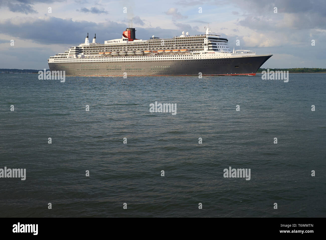 La Cunard Line Transatlantic Ocean Liner, RMS QUEEN MARY 2, Vela fuori del Porto di Southampton, Regno Unito. Bound per New York, 28 aprile 2019. Foto Stock