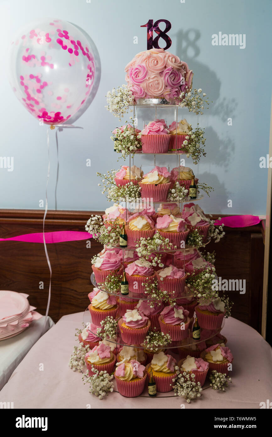 Una torta di fata xviii torta di compleanno con un palloncino. Foto Stock