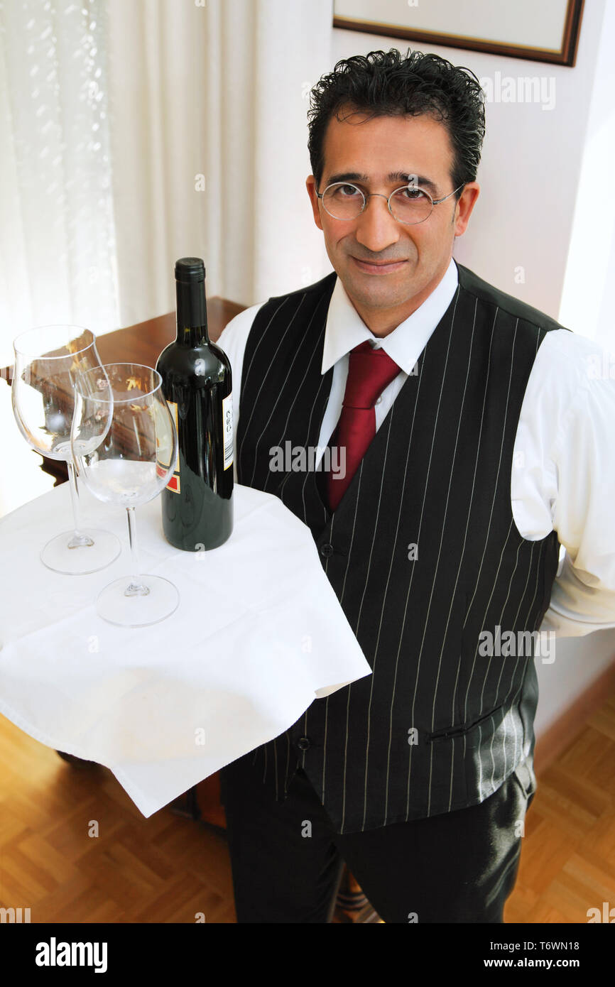 Cameriere fornire redwine Foto Stock