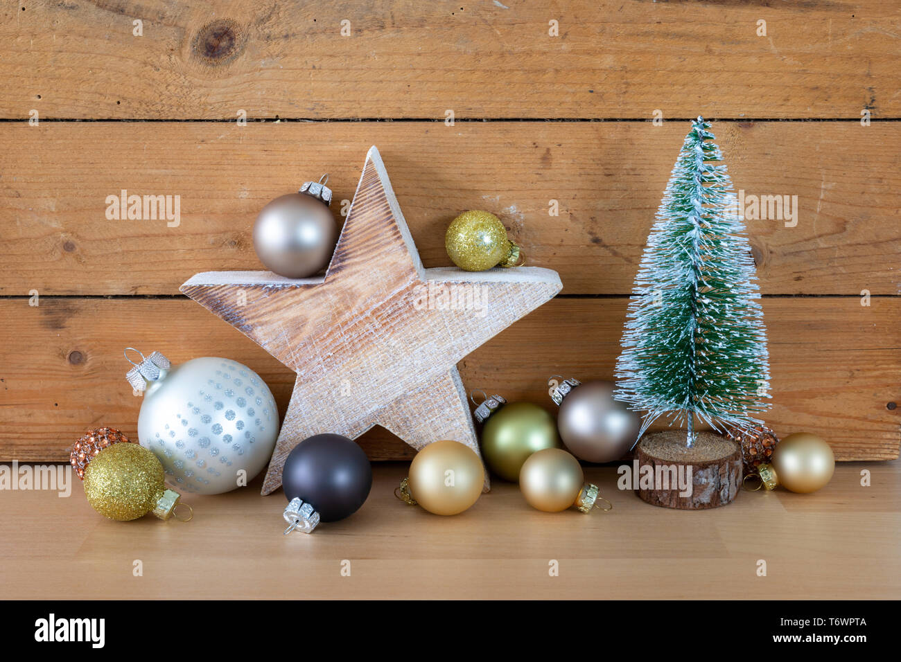 Tipici simboli di natale decorazione su un sfondo di legno Foto Stock