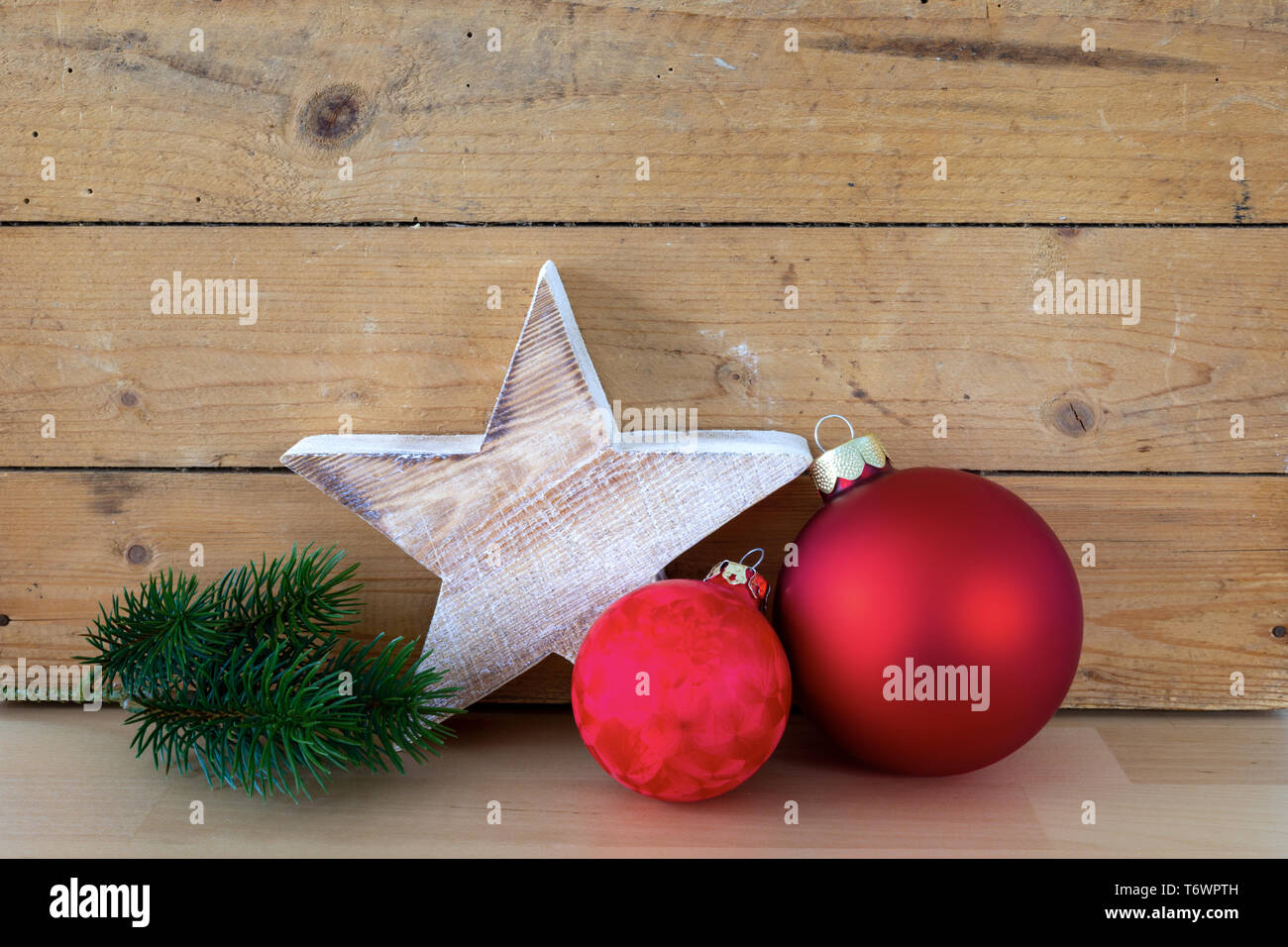 Tipici simboli di natale decorazione su un sfondo di legno Foto Stock