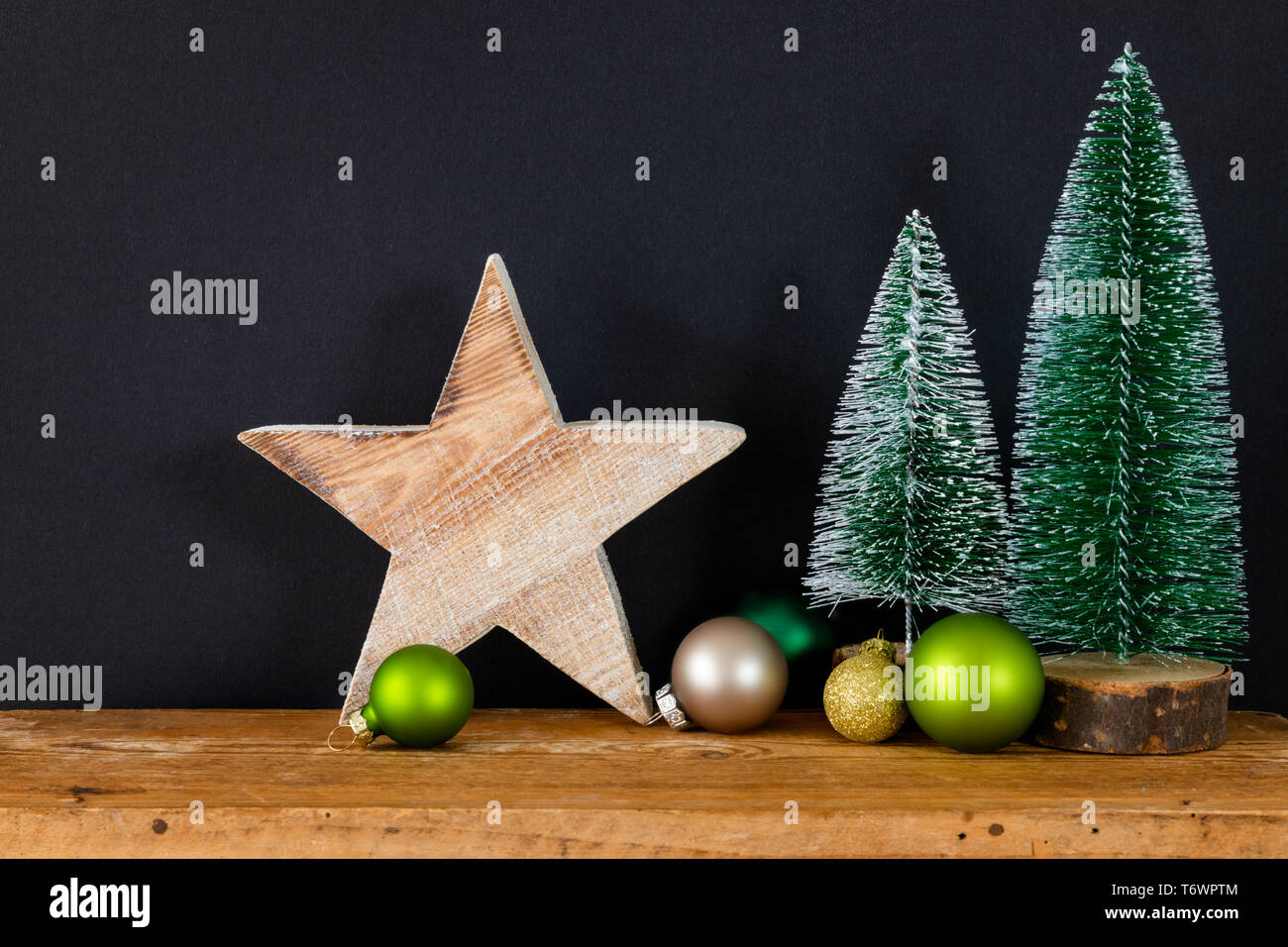 Decorazione di Natale sfondo nero con struttura ad albero delle sfere di vetro e stella Foto Stock