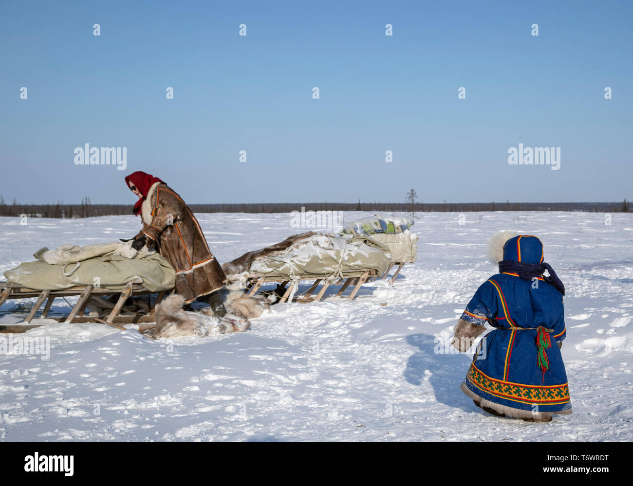 Russia, Yamal-Nenets Regione autonoma, penisola di Yamal. Nenets nomadi allevatori di renne camp, un giovane bambino in abito tradizionale. Foto Stock