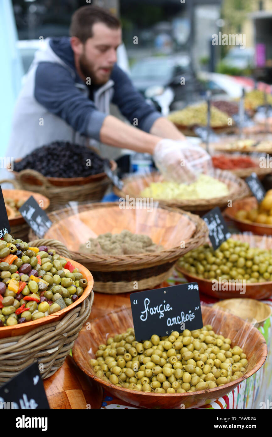 Vente d'olive vertes farcies à l'anchois sur onu marzo& locale. Foto Stock