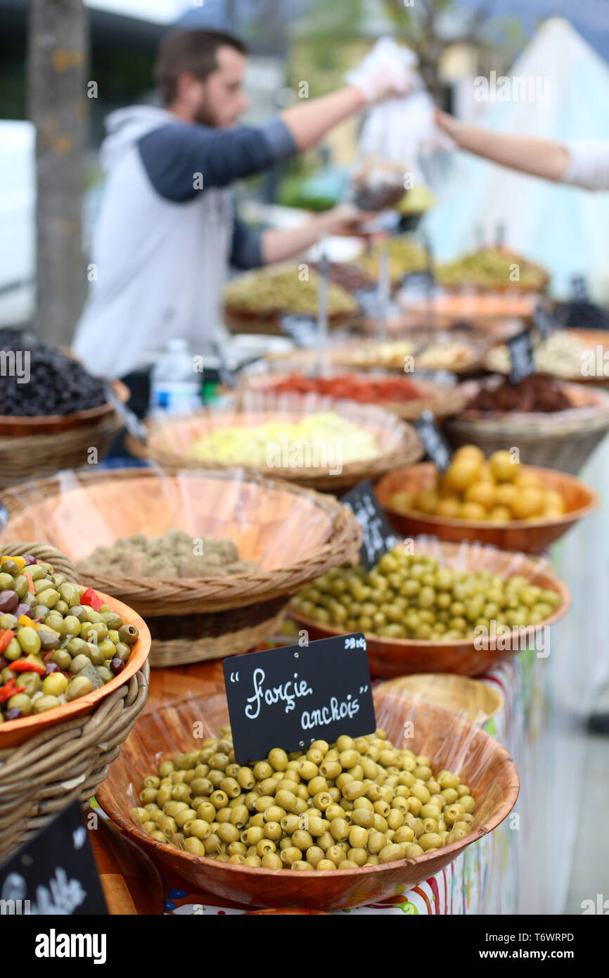 Vente d'olive vertes farcies à l'anchois sur onu marché locale. Foto Stock