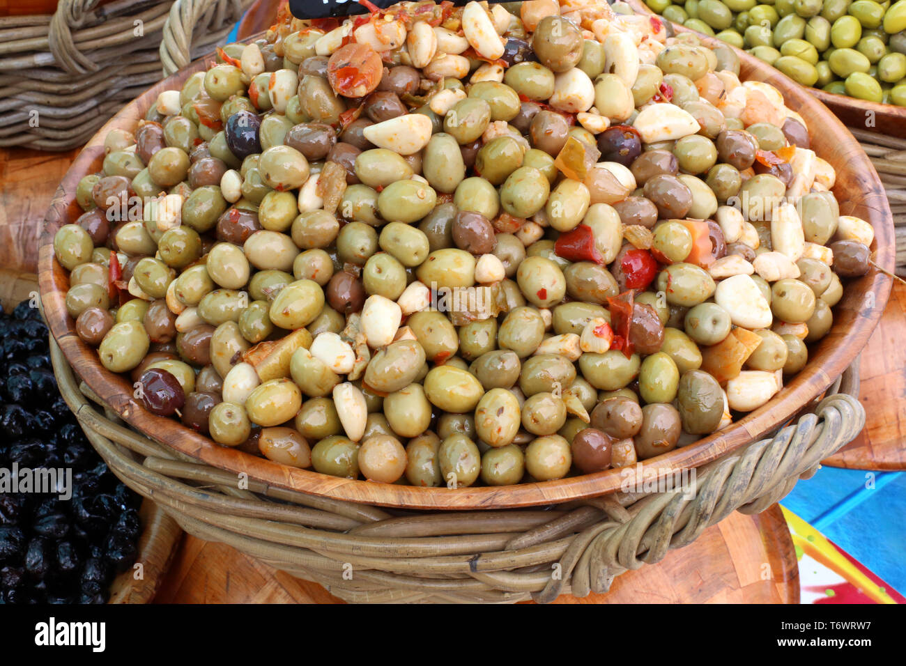Melange apéro pimenté. Vente d'olive sur onu marché locale. Foto Stock