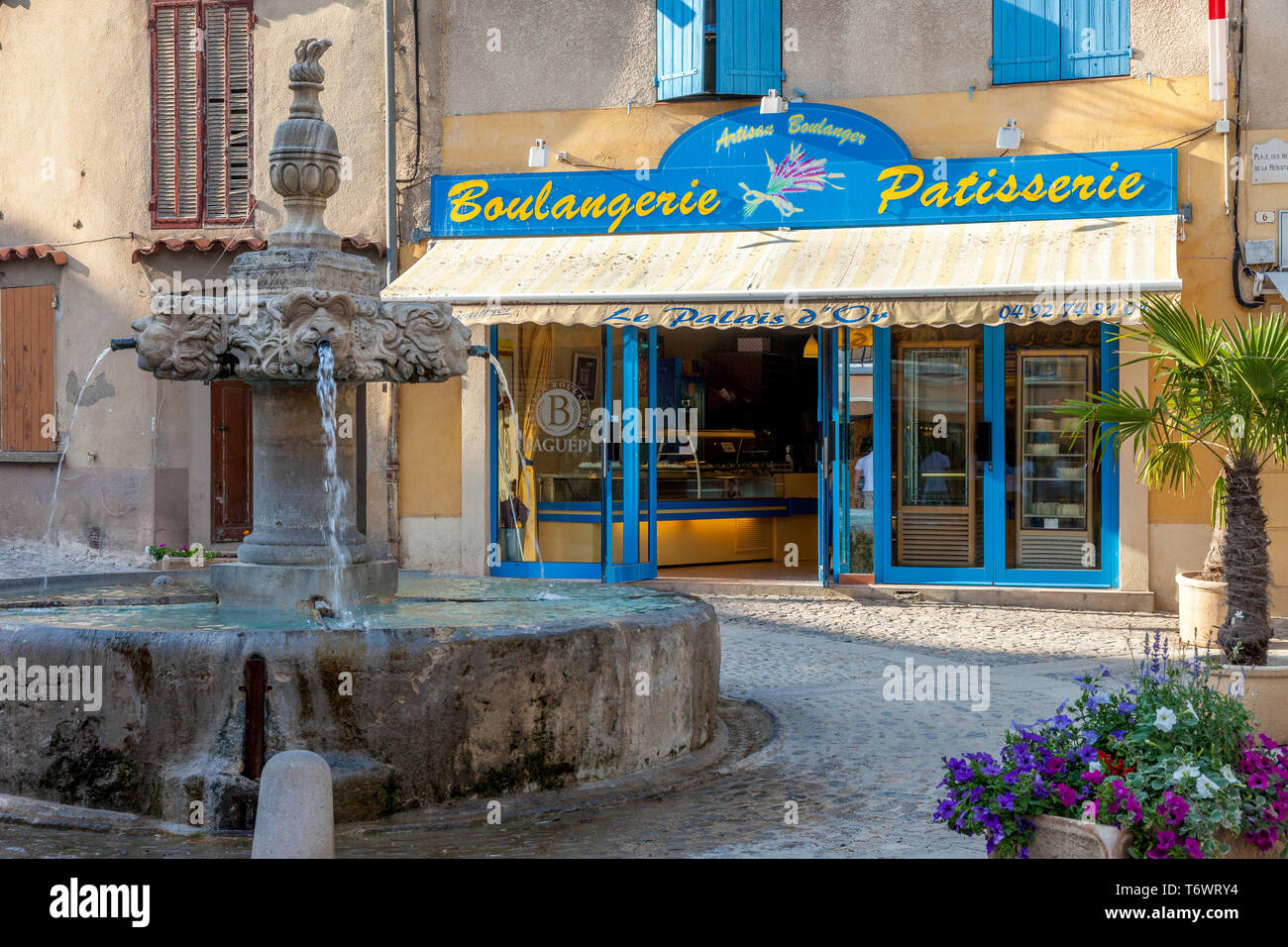 Fontana in courtyad davanti Le Palais d'Or - un artigiano Boulangerie, Valensole, Provenza, Francia Foto Stock