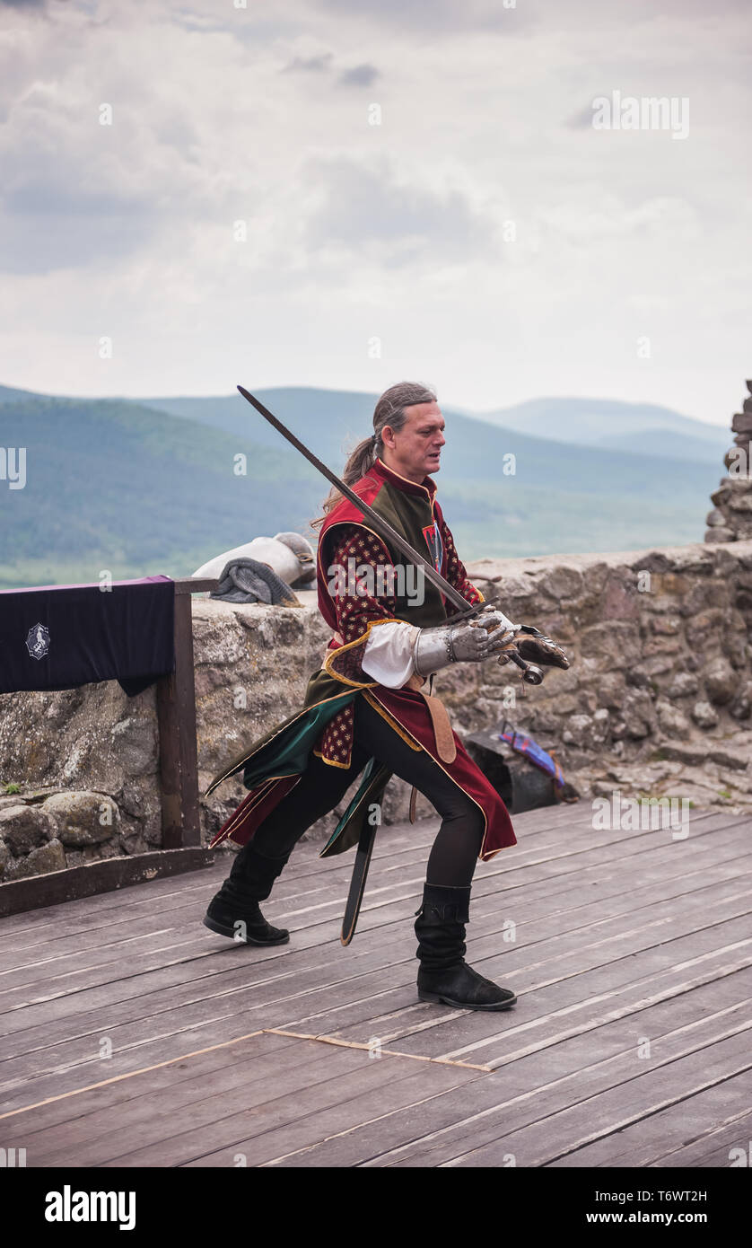 Cavalieri dimostrando armi medievali in castello Boldogkovaralja, Ungheria Foto Stock