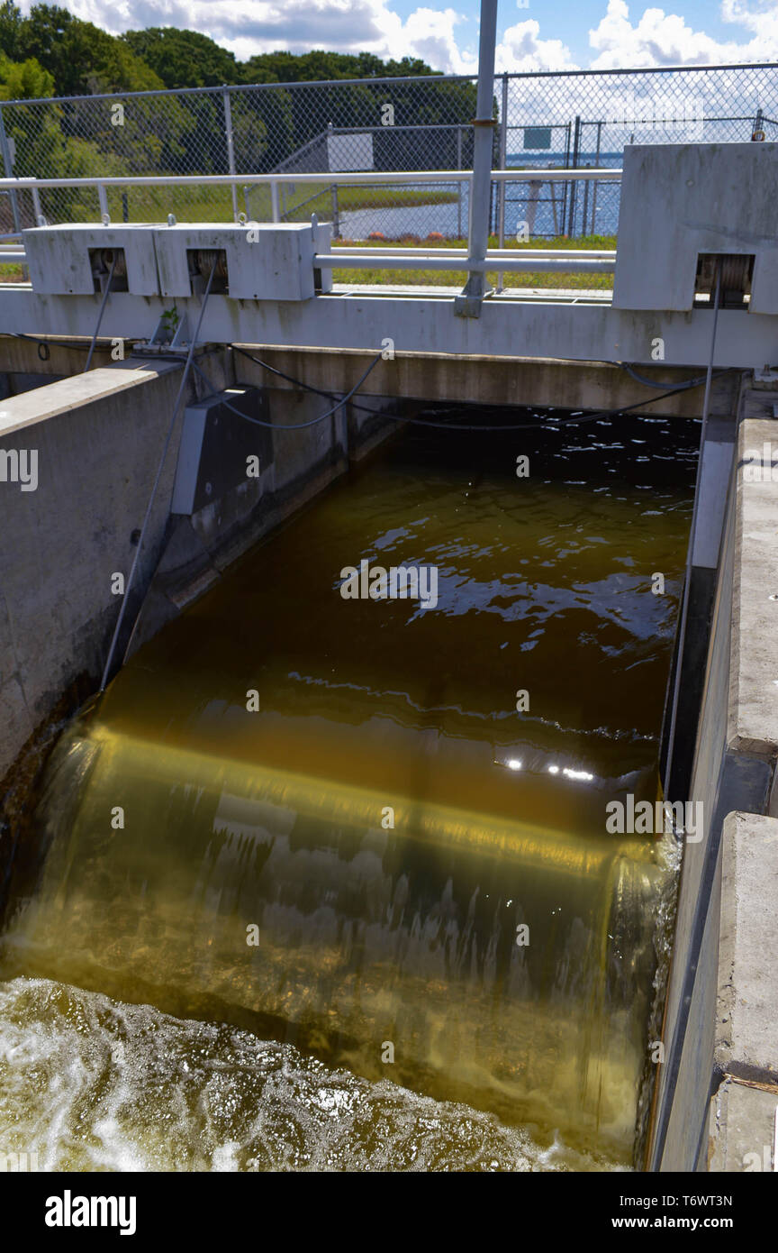 Il lago di regolamento ambientale acqua di scarico Gestione livello fluente in caduta libera inclinazione Weir Gate sfioratore di calcestruzzo a diluvio struttura di controllo Foto Stock