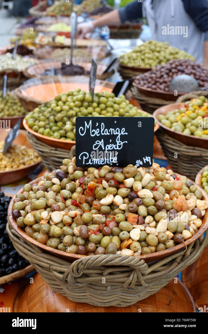 Melange apéro pimenté. Vente d'olive sur onu marché locale. Foto Stock