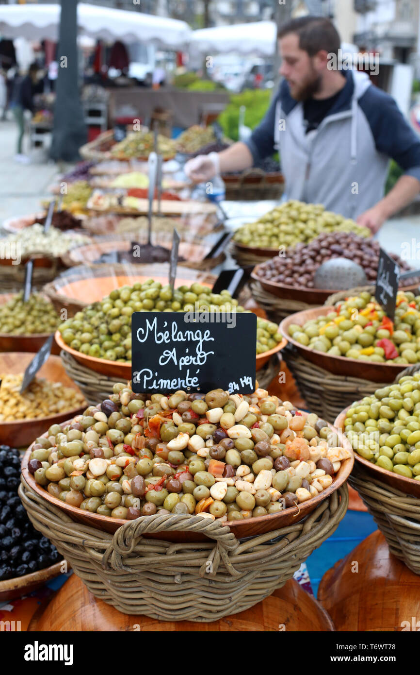 Melange apéro pimenté. Vente d'olive sur onu marché locale. Foto Stock