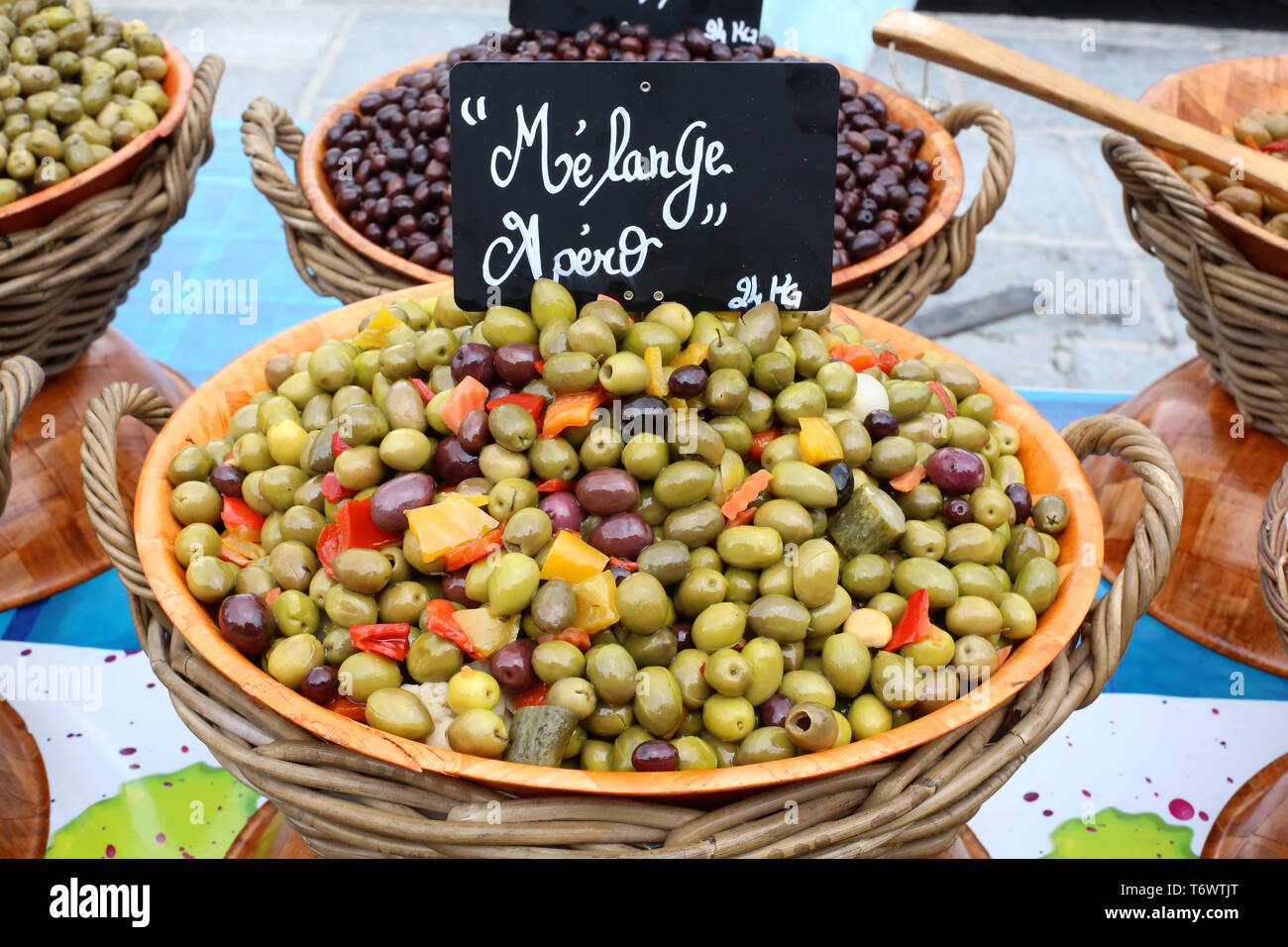 Melange apéro. Vente d'olive sur onu marché locale. Foto Stock