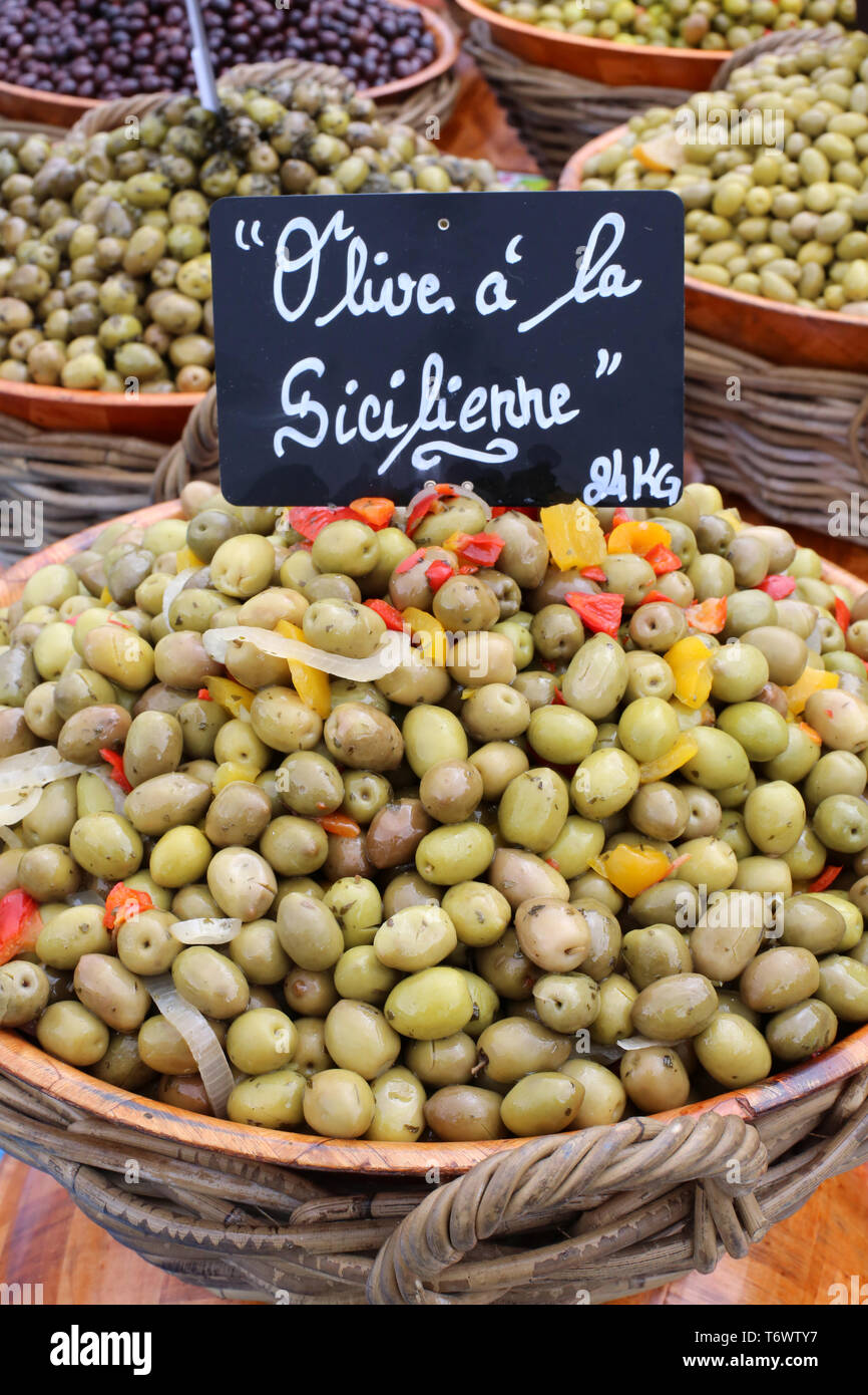 Vente d'olive vertes à la Sicilienne sur onu marché locale. Foto Stock