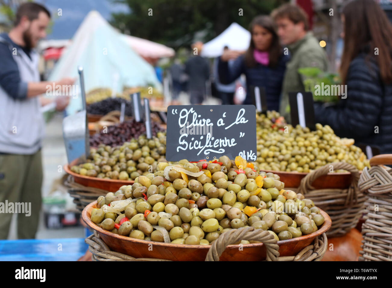 Vente d'olive vertes à la Sicilienne sur onu marché locale. Foto Stock