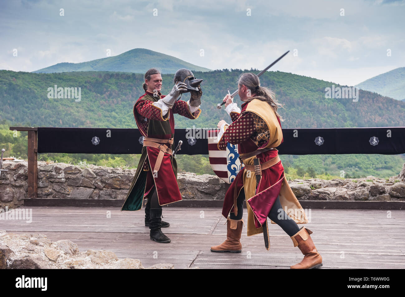 Cavalieri dimostrando armi medievali in castello Boldogkovaralja, Ungheria Foto Stock
