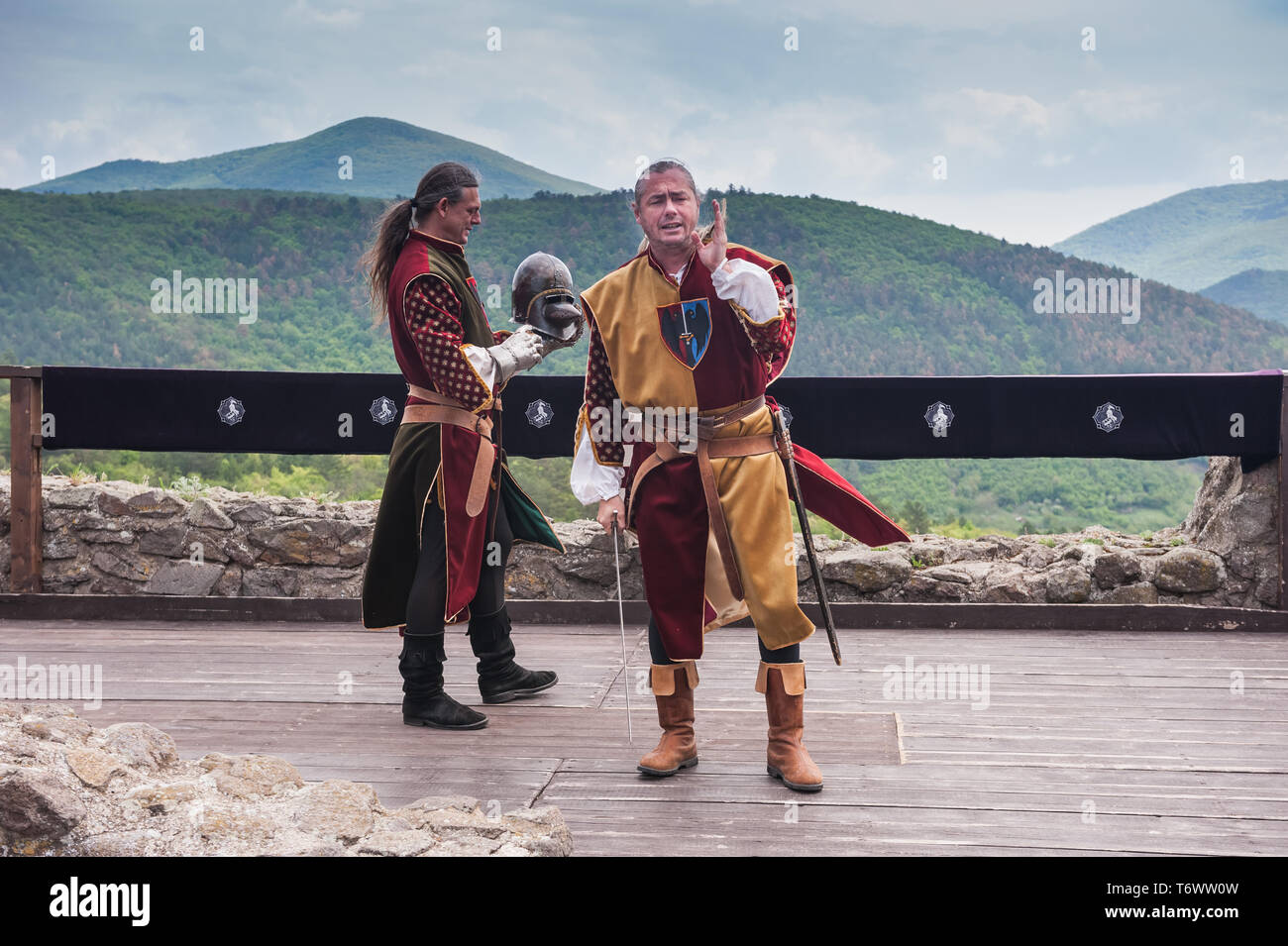 Cavalieri dimostrando armi medievali in castello Boldogkovaralja, Ungheria Foto Stock