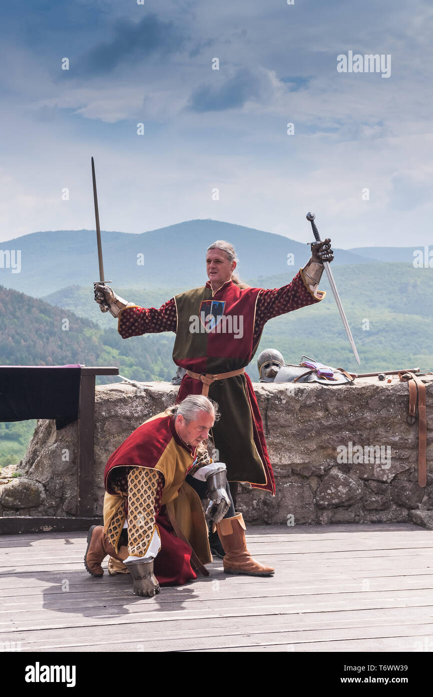 Cavalieri a combattere con la lunga spade in castello Boldogkovaralja, Ungheria Foto Stock