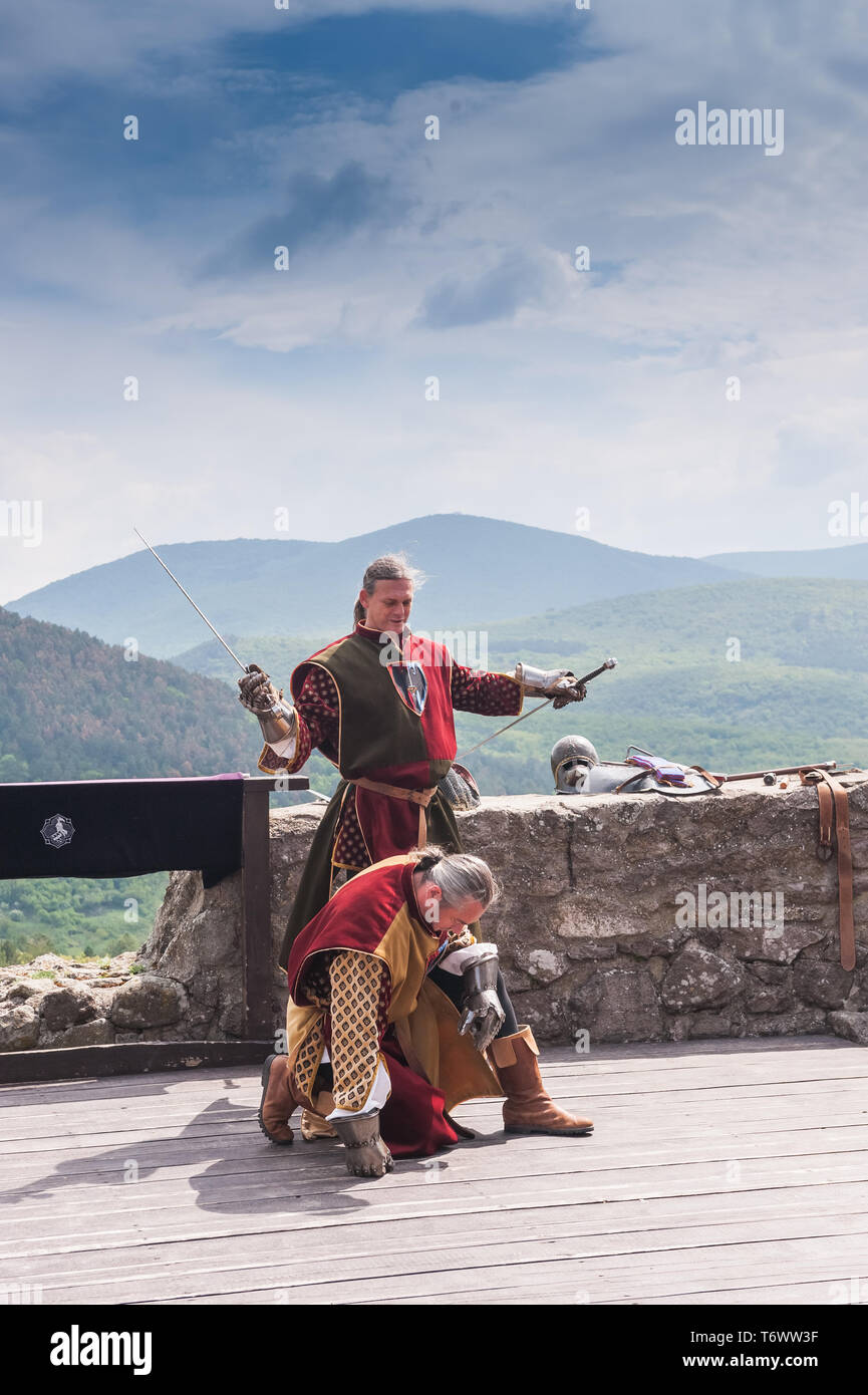 Cavalieri a combattere con la lunga spade in castello Boldogkovaralja, Ungheria Foto Stock