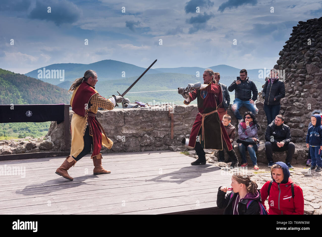 Cavalieri a combattere con la lunga spade in castello Boldogkovaralja, Ungheria Foto Stock