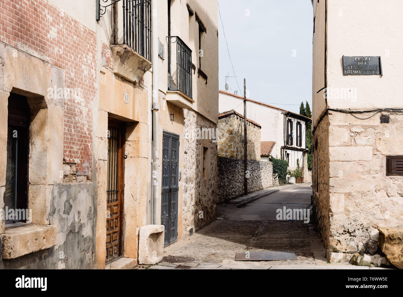 Vista panoramica della vecchia città medievale di Covarrubias a Burgos, Castiglia e Leon Foto Stock