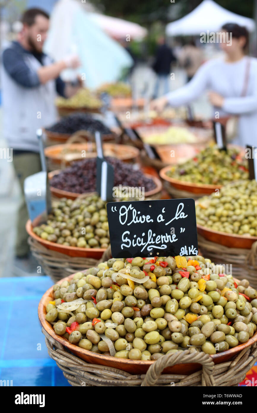 Vente d'olive vertes à la Sicilienne sur onu marché locale. Foto Stock