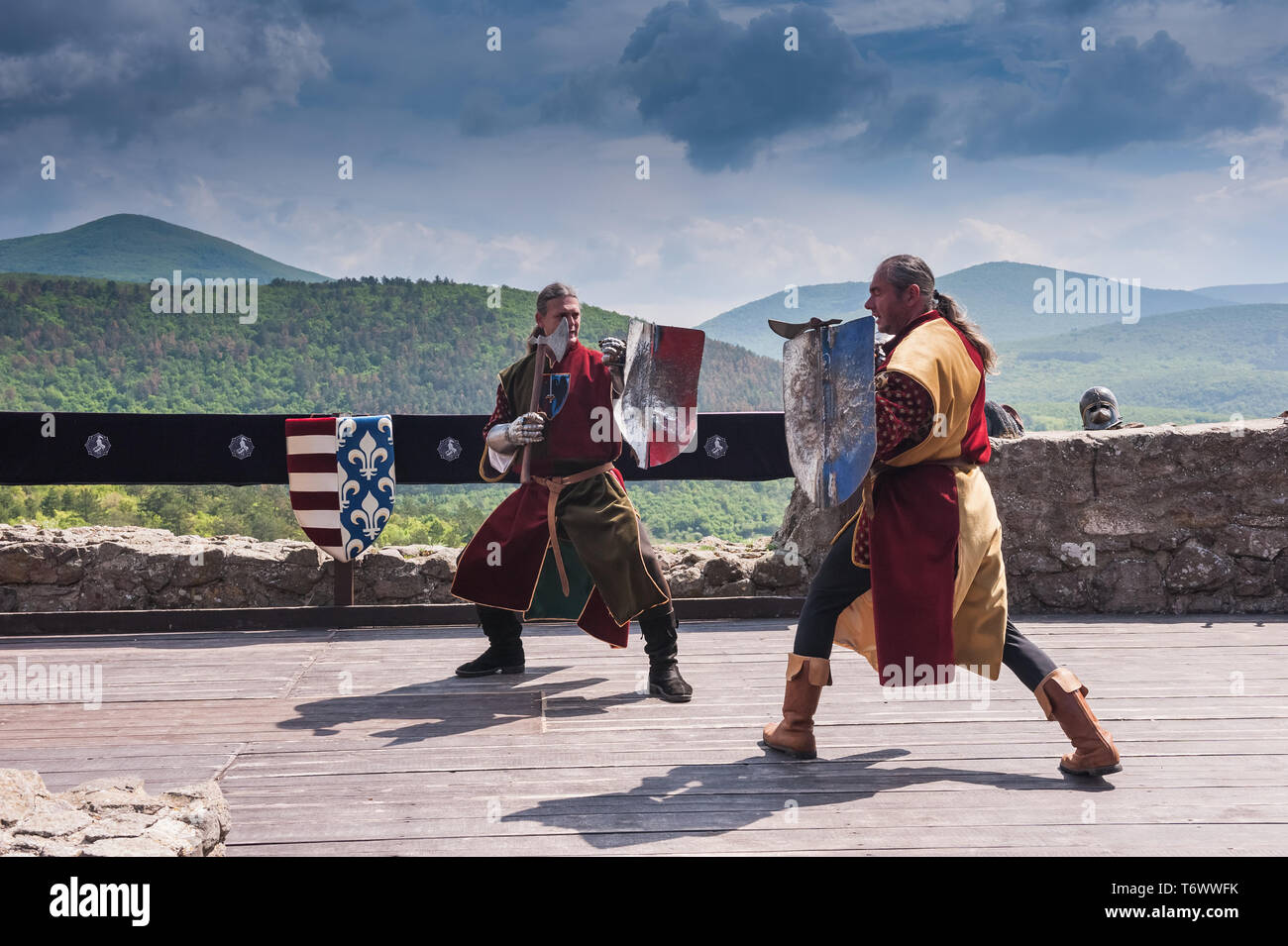 Cavalieri in lotta con gli assi in castello Boldogkovaralja, Ungheria Foto Stock