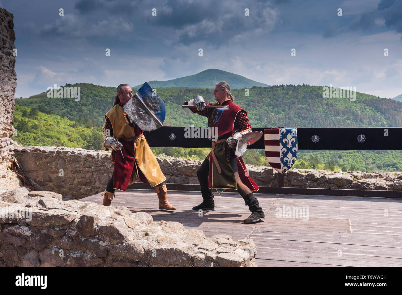 Cavalieri in lotta con gli assi in castello Boldogkovaralja, Ungheria Foto Stock