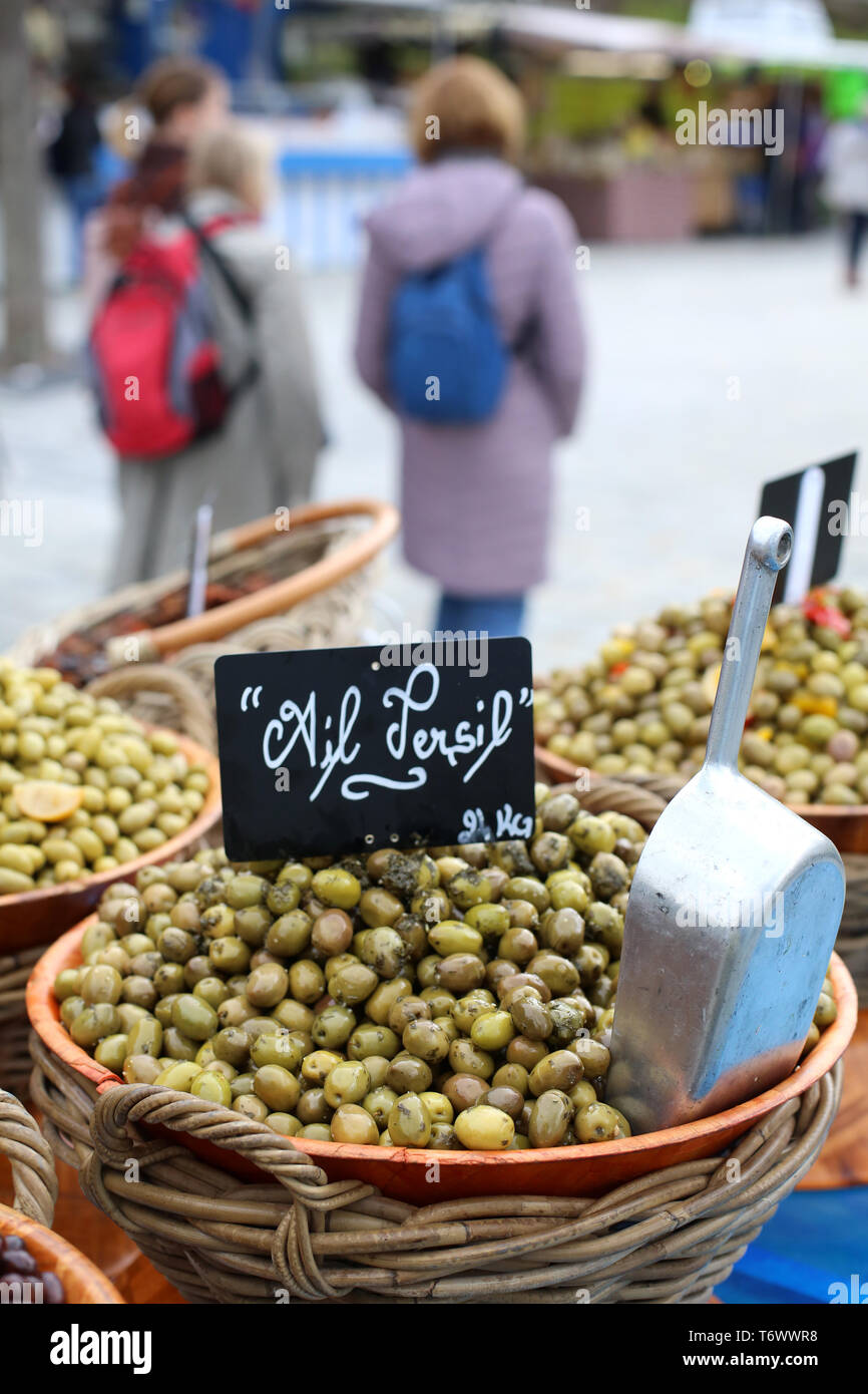 Vente d'olive vertes, ail et persil, sur onu marché locale. Foto Stock