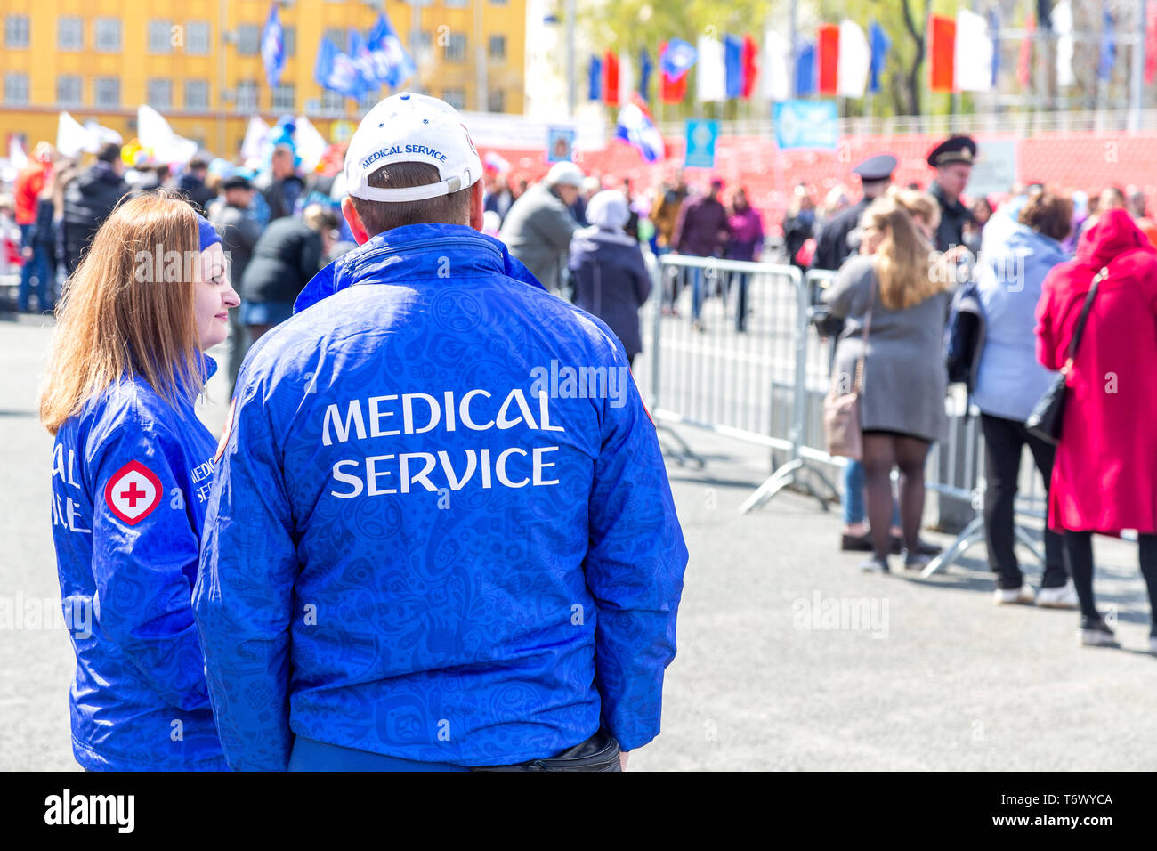 Samara, Russia - 1 Maggio 2019: Unidentified paramedici in uniforme durante la dimostrazione il giorno della festa del lavoro Foto Stock