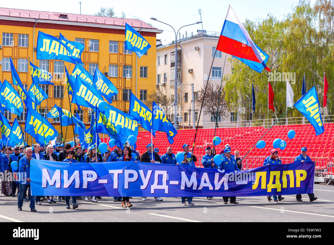 Samara, Russia - 1 Maggio 2019: i membri del Partito Liberale Democratico di Russia (LDPR) alla manifestazione il giorno della festa del lavoro. Testo in russo: Pace, manodopera Foto Stock