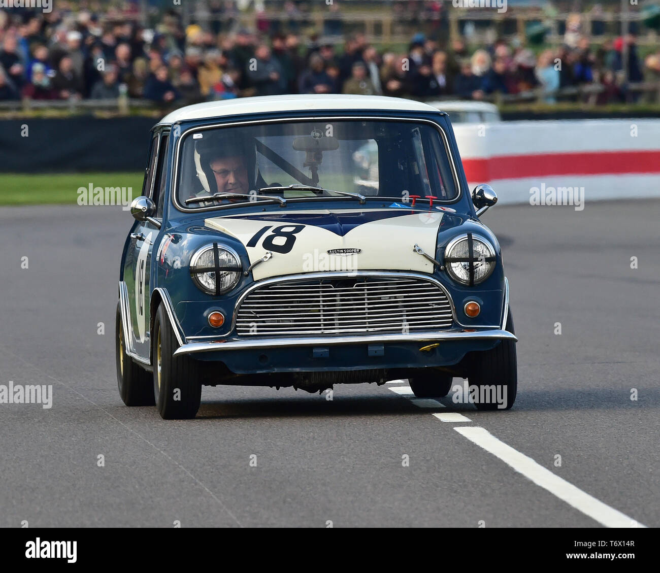 Tim Harbor, Austin Mini Cooper S, Betty Richmond Trophy scaldare 1, Mini berline, 77th Assemblea dei Soci, Goodwood, West Sussex, in Inghilterra, aprile 2019, Autosp Foto Stock