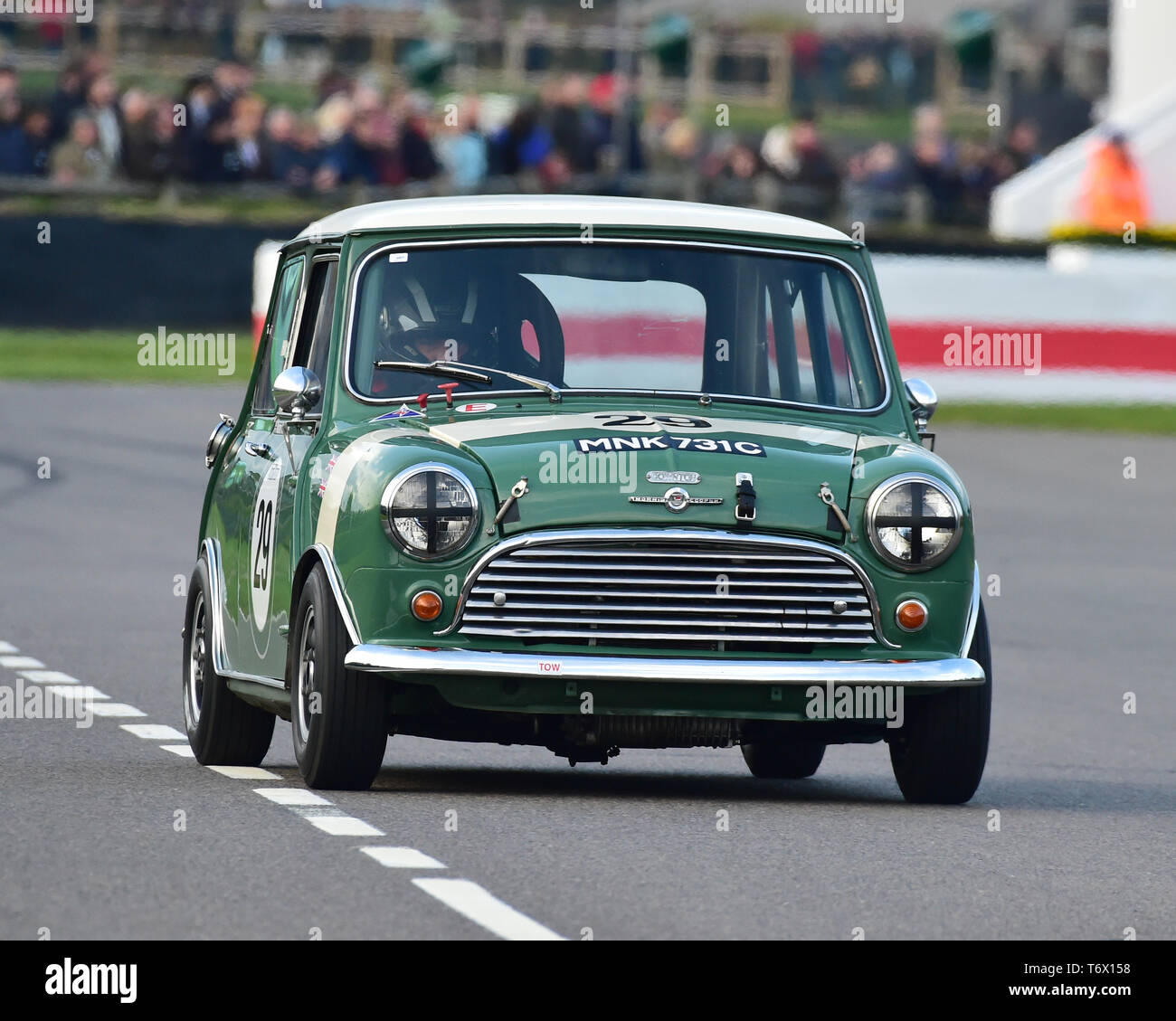 Robert Spencer, Morris Mini Cooper S, Betty Richmond Trophy scaldare 1, Mini berline, 77th Assemblea dei Soci, Goodwood, West Sussex, in Inghilterra, aprile 2019, Au Foto Stock