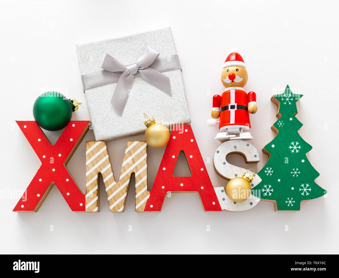 Decorazione di natale con il natale il testo e alcune palline di vetro Foto Stock