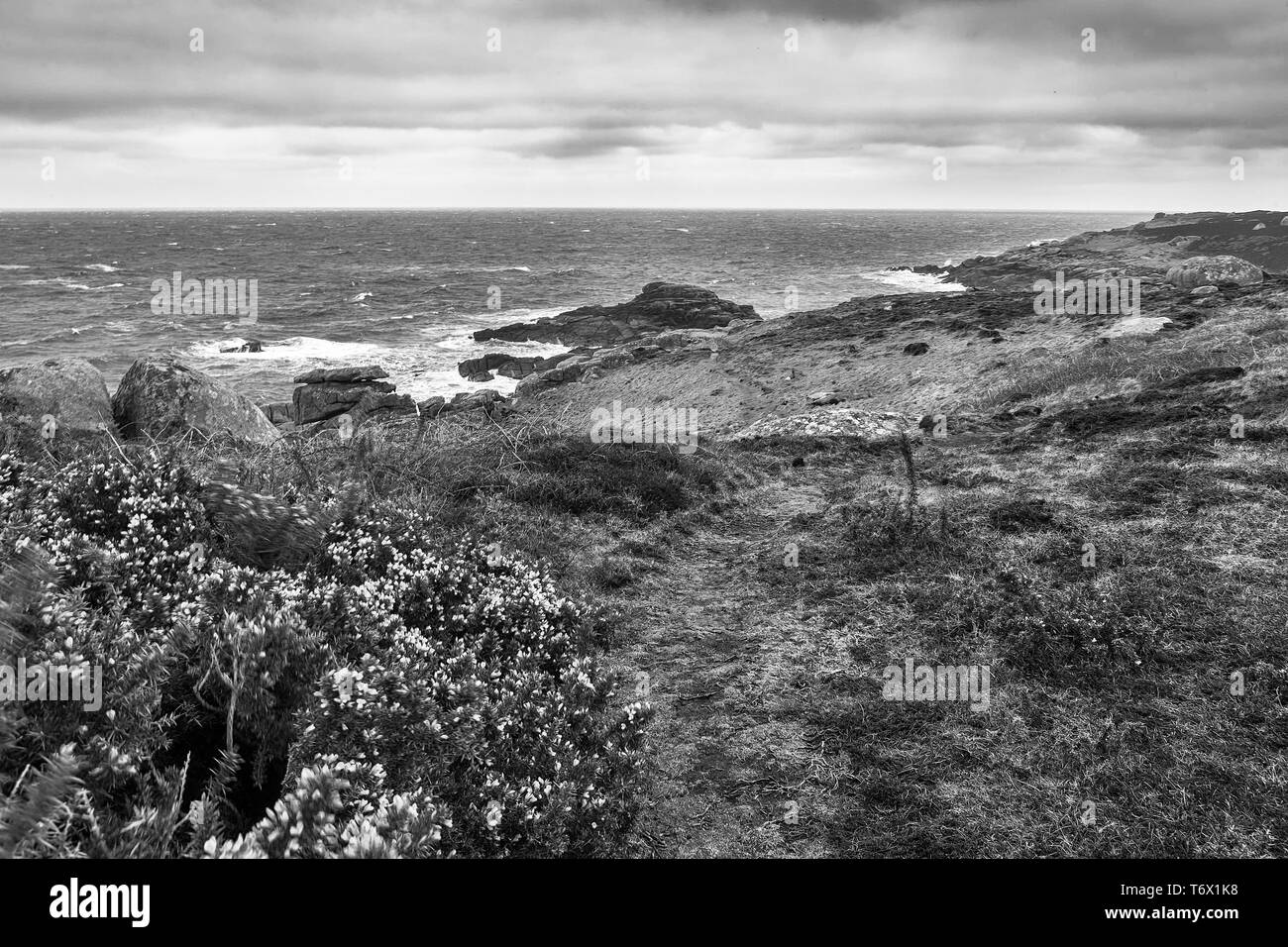 Gran Bretagna Rock e Porth relitto dalla Normandia verso il basso, St. Mary's, isole Scilly, UK, su un ventoso e nuvoloso giorno: versione in bianco e nero Foto Stock