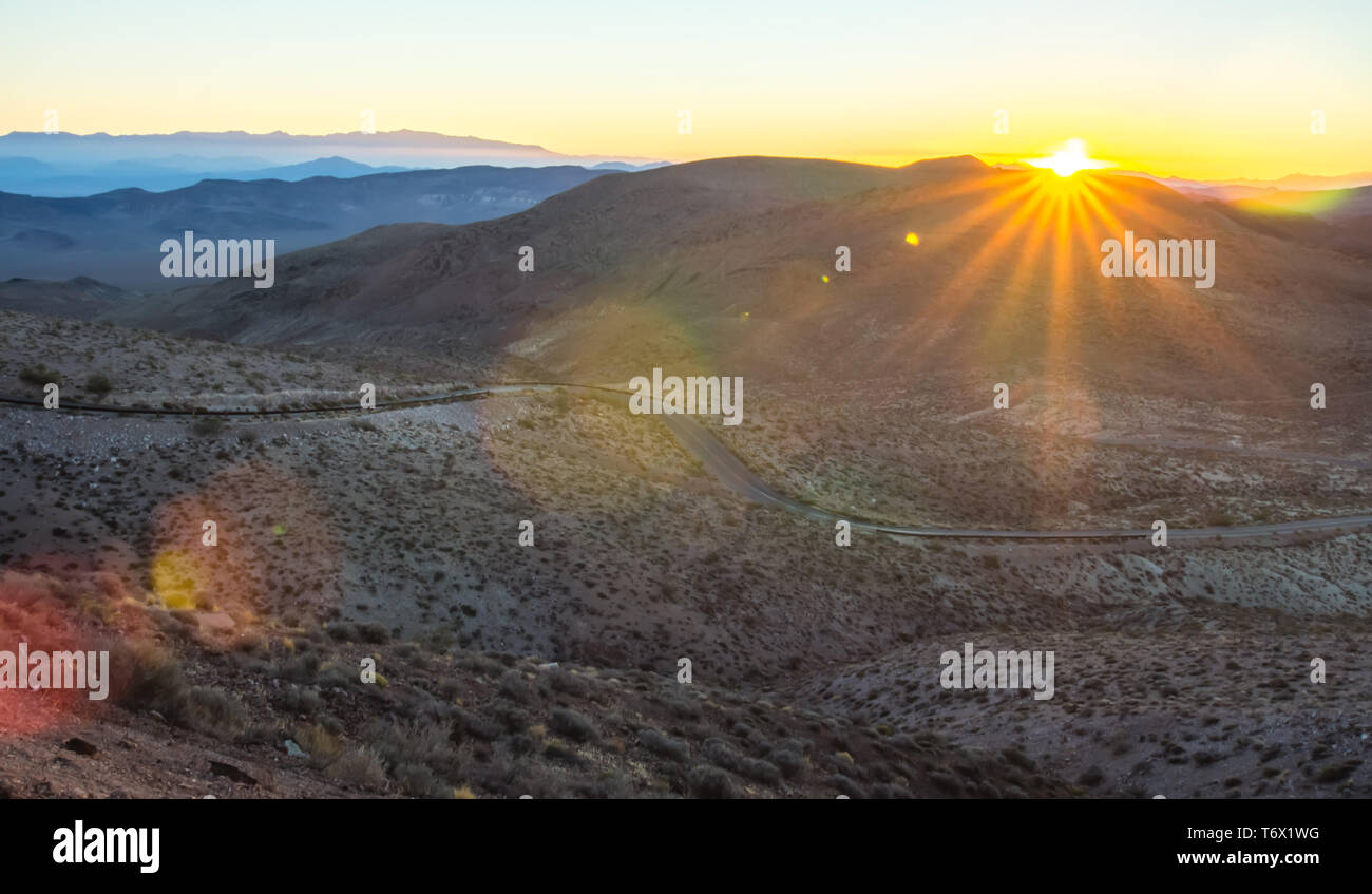 La guida intorno al parco nazionale della Valle della Morte in California Foto Stock